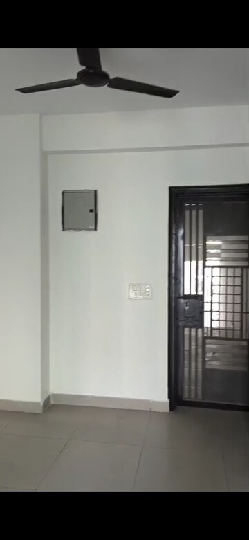 Room in 2.5 BHK Apartment at Panchsheel Greens II, Sector 16 Greater Noida – for Sale