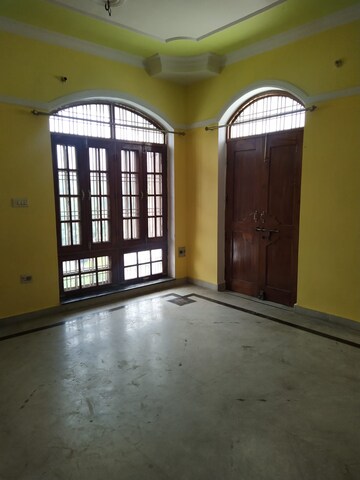 Room in 3 BHK Builder Floor at Gomti Nagar – for Rent