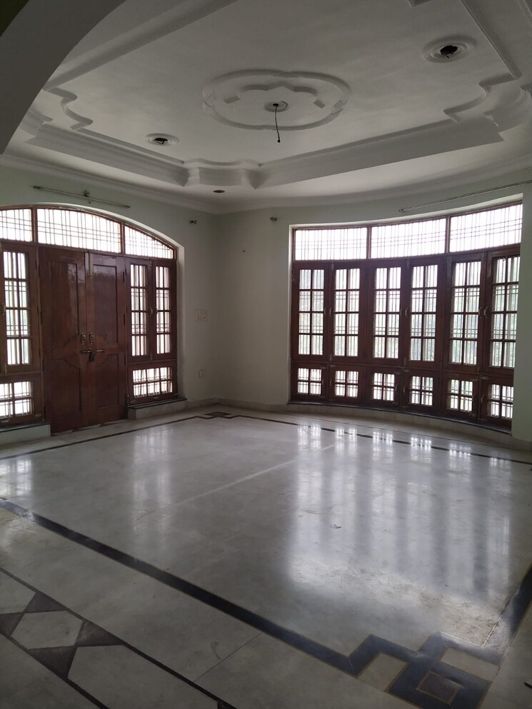 Room, gomti nagar 3 Bedroom 3200 Sq.Ft. Builder Floor In Gomti Nagar Lucknow 9701699