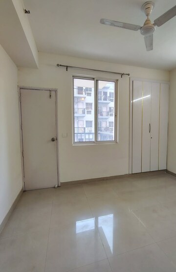 Room in 3 BHK Apartment at Solutrean Caladium, Sector 109 – for Rent