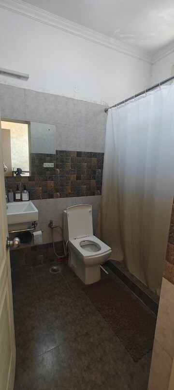 Bathroom in 5 BHK Villa at Eldeco Mansionz, Sector 48 – for Sale