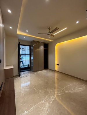 Room in 4 BHK Builder Floor at Sushant Lok I – for Rent