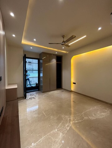 Room in 4 BHK Builder Floor at Sushant Lok I – for Rent
