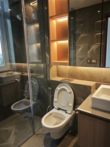 Master Bedroom in 4 BHK Builder Floor at DLF Building 10, Dlf Phase ii – for Rent