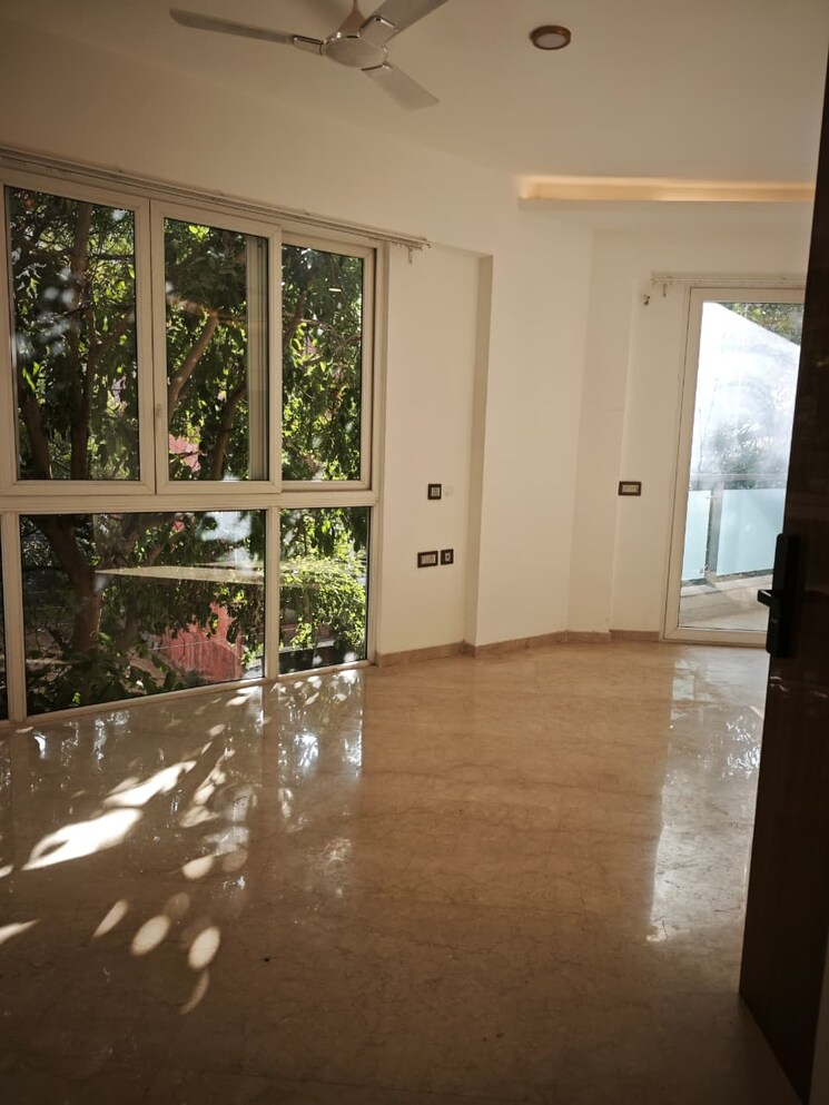  Parking, dlf-building-10 4 Bedroom 300 Sq.Ft. Builder Floor In Dlf Phase ii Gurgaon 9702049