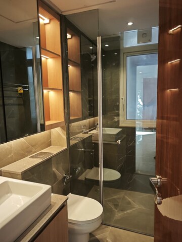 Master Bedroom in 4 BHK Builder Floor at DLF Building 10, Dlf Phase ii – for Rent