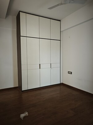 Room in 4 BHK Builder Floor at DLF Building 10, Dlf Phase ii – for Rent