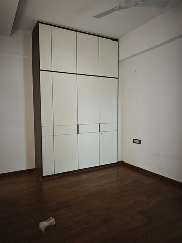 Room in 4 BHK Builder Floor at DLF Building 10, Dlf Phase ii – for Rent