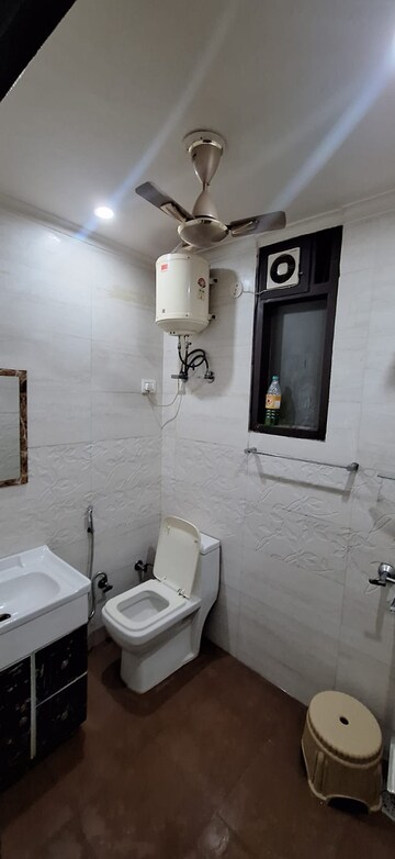 Bathroom in 1 BHK Builder Floor at DLF City Phase III, Sector 24 – for Rent