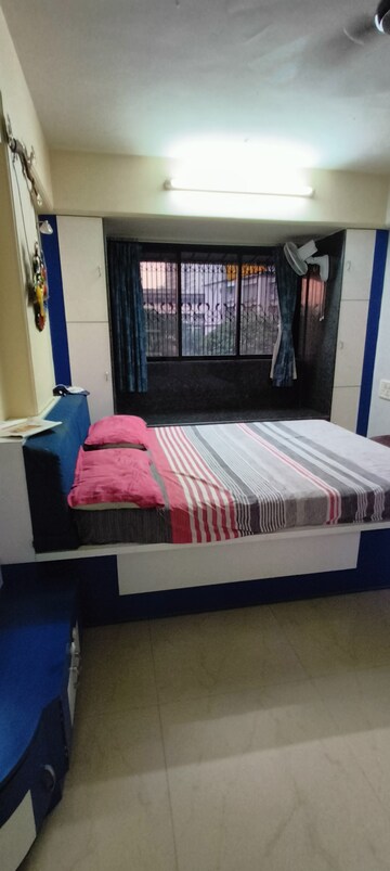 Bedroom in 2 BHK Apartment at Kandivali West – for Rent