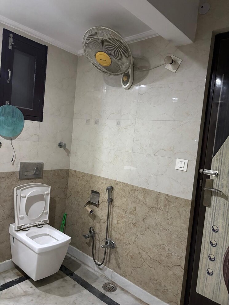 Bathroom, janakpuri 2.5 Bedroom 1000 Sq.Ft. Apartment In Janakpuri Delhi 9702579