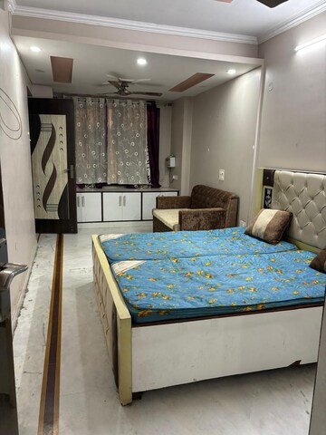 Bedroom in 2.5 BHK Apartment at Janakpuri – for Rent
