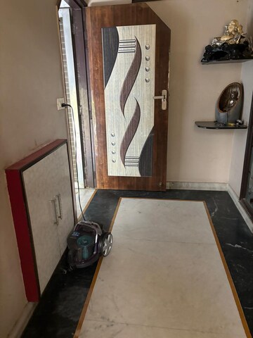 Room in 2.5 BHK Apartment at Janakpuri – for Rent