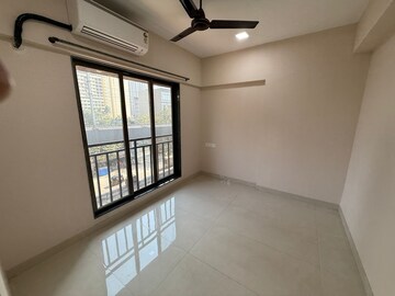 Room in 2 BHK Apartment at Evershine Nagar – for Rent