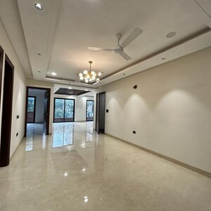 Room in 3.5 BHK Builder Floor at Sushant Lok ii – for Rent