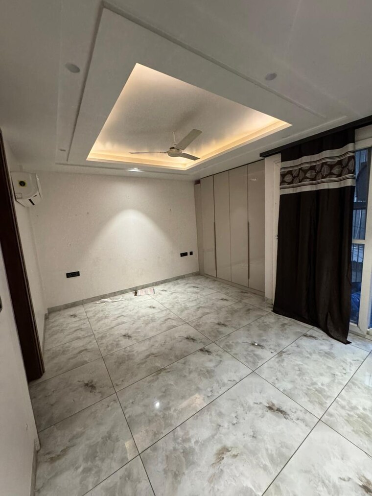 Bedroom, paschim vihar 3.5 Bedroom 200 Sq.Yd. Builder Floor In Paschim Vihar Delhi 9703269