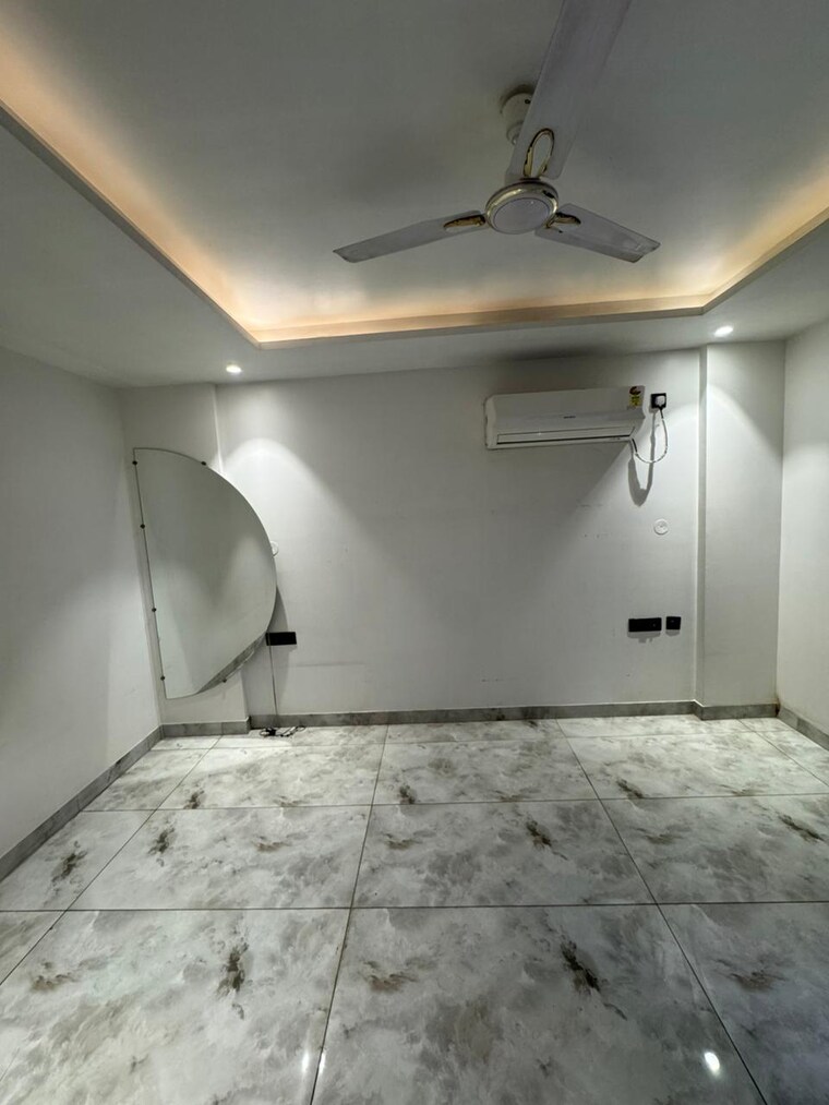 Bedroom, paschim vihar 3.5 Bedroom 200 Sq.Yd. Builder Floor In Paschim Vihar Delhi 9703269