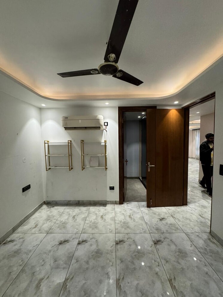 Bedroom, paschim vihar 3.5 Bedroom 200 Sq.Yd. Builder Floor In Paschim Vihar Delhi 9703269