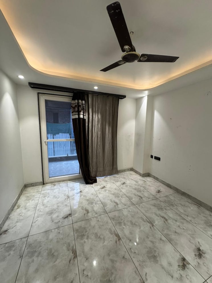 Room, paschim vihar 3.5 Bedroom 200 Sq.Yd. Builder Floor In Paschim Vihar Delhi 9703269