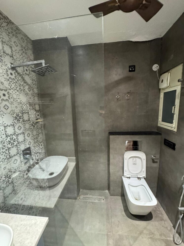 Bathroom, paschim vihar 3.5 Bedroom 200 Sq.Yd. Builder Floor In Paschim Vihar Delhi 9703269