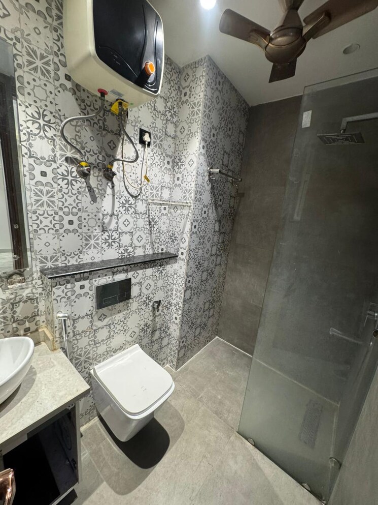 Bathroom, paschim vihar 3.5 Bedroom 200 Sq.Yd. Builder Floor In Paschim Vihar Delhi 9703269