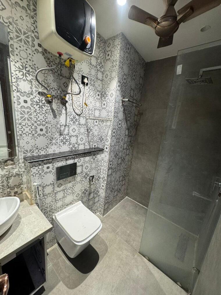 Bathroom, paschim vihar 3.5 Bedroom 200 Sq.Yd. Builder Floor In Paschim Vihar Delhi 9703269