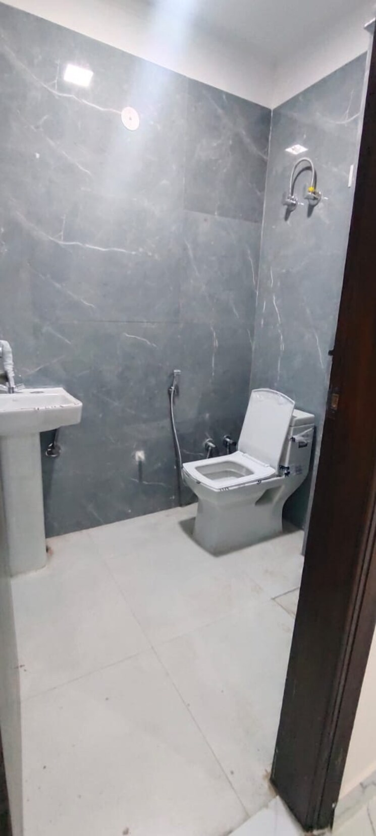 Bathroom, chattarpur 1 Bedroom 550 Sq.Ft. Apartment In Chattarpur Delhi 9703237