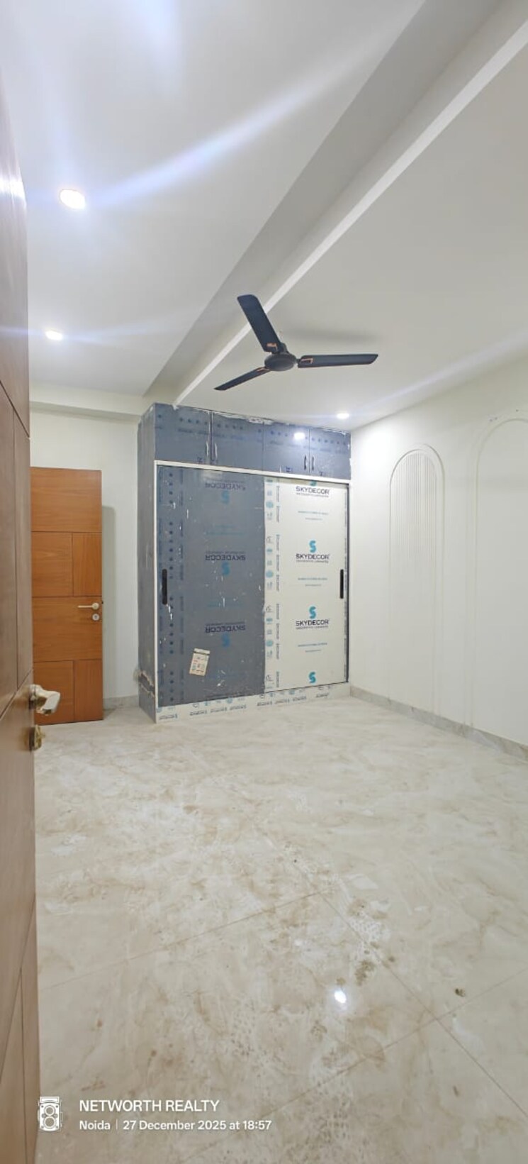 Room, sector 73 3 Bedroom 1500 Sq.Ft. Builder Floor In Sector 73 Noida 9703346