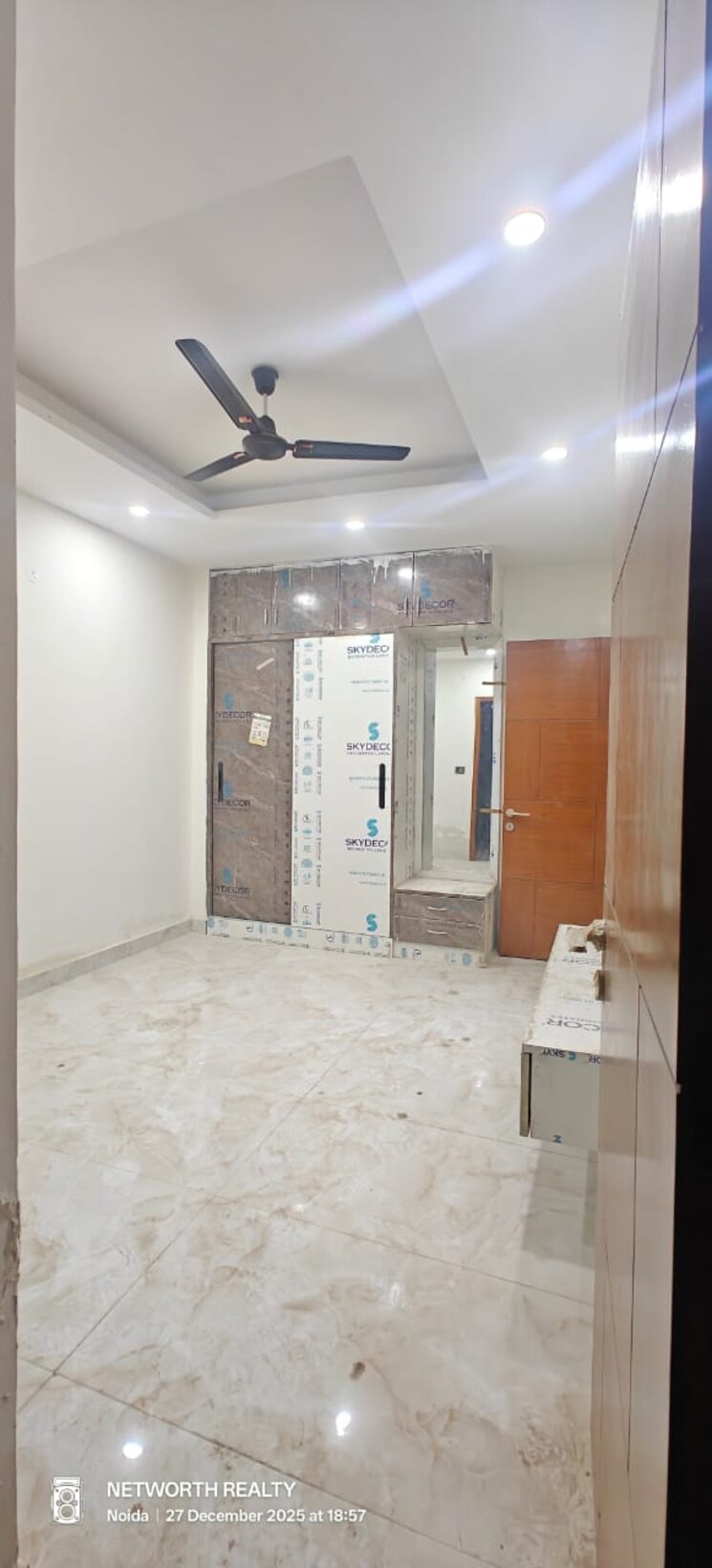 Room, sector 73 3 Bedroom 1500 Sq.Ft. Builder Floor In Sector 73 Noida 9703346
