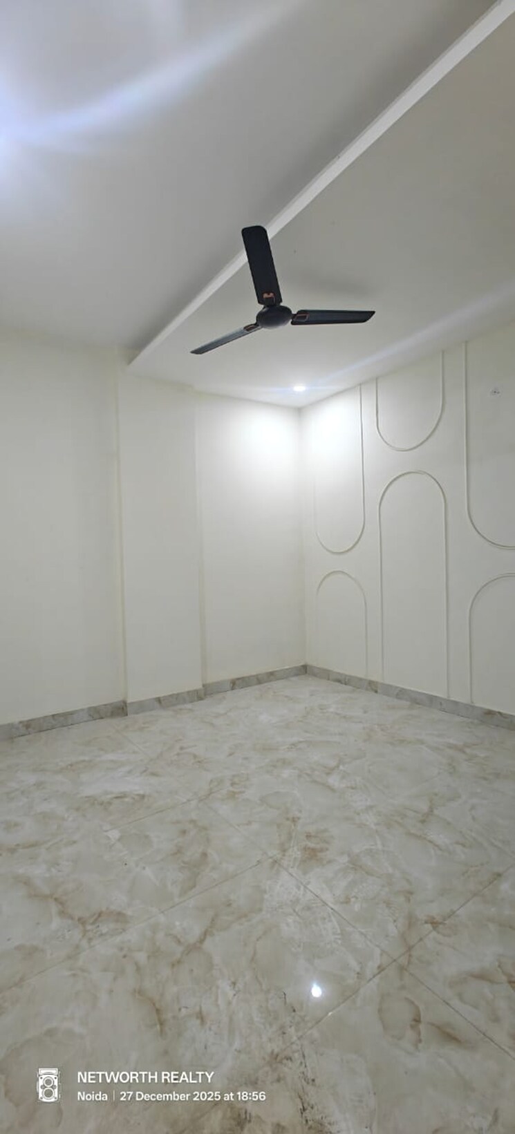 Room, sector 73 3 Bedroom 1500 Sq.Ft. Builder Floor In Sector 73 Noida 9703346
