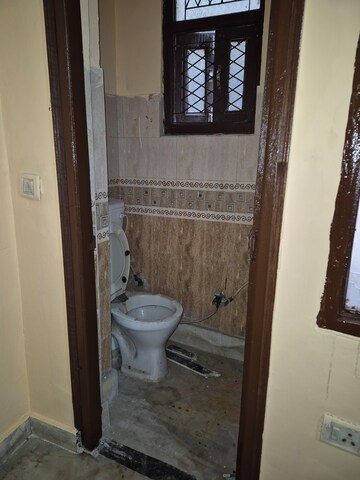 Furnished Amenities in 2.5 BHK Builder Floor at Mayur Vihar – for Rent