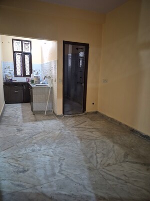 Furnished Amenities in 2.5 BHK Builder Floor at Mayur Vihar – for Rent