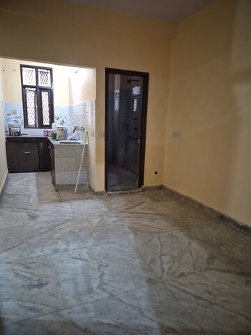 Furnished Amenities in 2.5 BHK Builder Floor at Mayur Vihar – for Rent