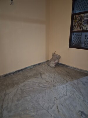 Furnished Amenities in 2.5 BHK Builder Floor at Mayur Vihar – for Rent