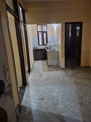 Furnished Amenities in 2.5 BHK Builder Floor at Mayur Vihar – for Rent