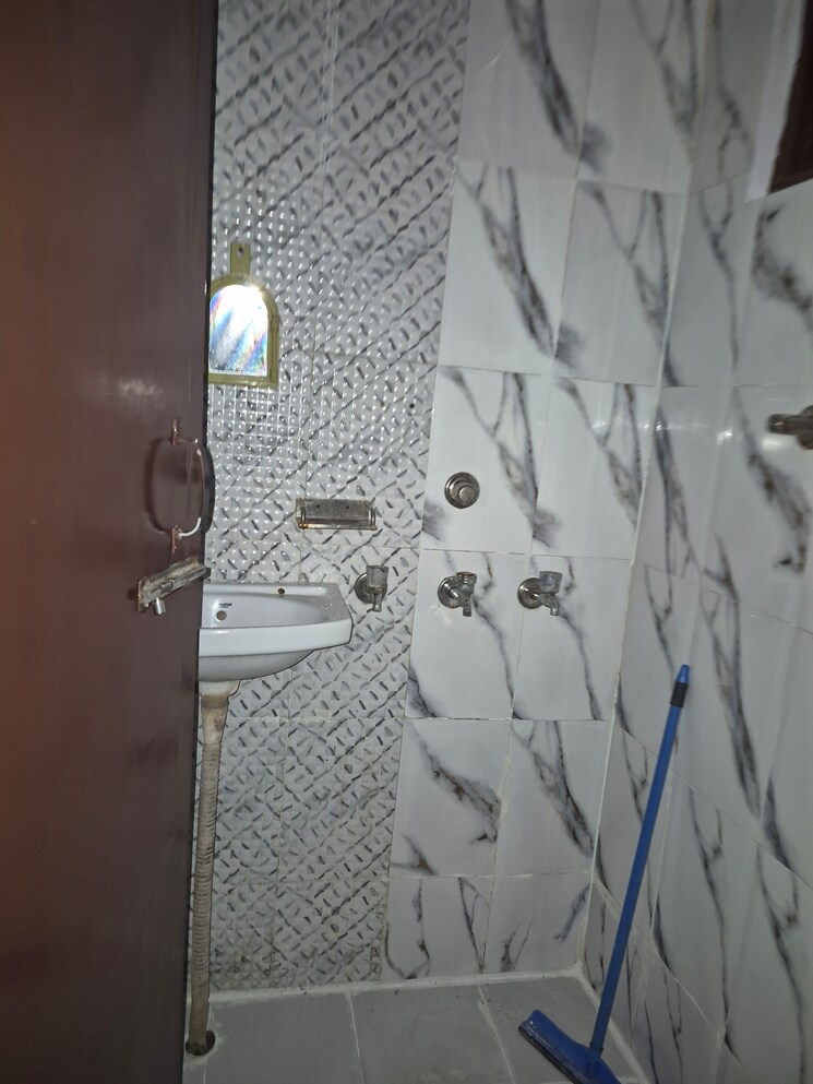 Bathroom, mayur vihar 1.5 Bedroom 450 Sq.Ft. Builder Floor In Mayur Vihar Delhi 9703486