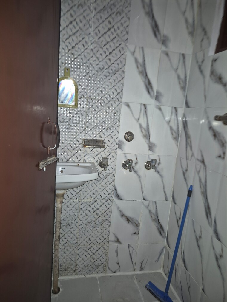 Bathroom, mayur vihar 1.5 Bedroom 450 Sq.Ft. Builder Floor In Mayur Vihar Delhi 9703486