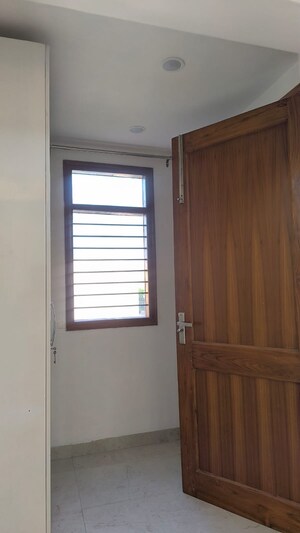 Room in 3 BHK Builder Floor at Sushant Lok 3, Sector 57 – for Rent