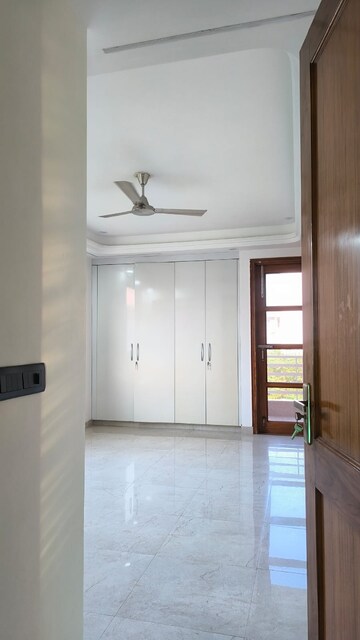 Room in 3 BHK Builder Floor at Sushant Lok 3, Sector 57 – for Rent