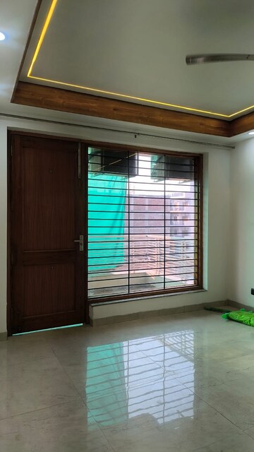 Room in 3 BHK Builder Floor at Sushant Lok 3, Sector 57 – for Rent