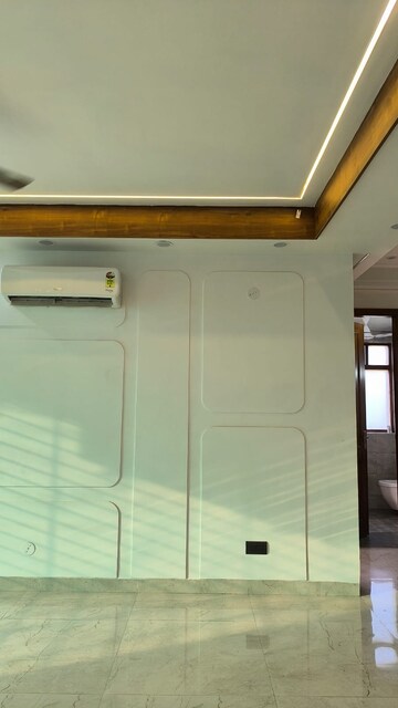 Building Lobby in 3 BHK Builder Floor at Sushant Lok 3, Sector 57 – for Rent