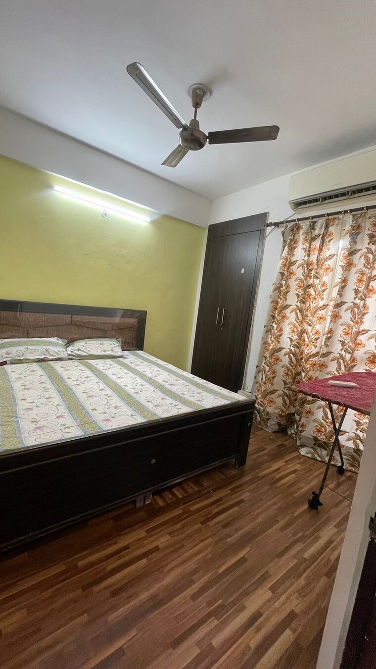 Bedroom, paras-tierea 2 Bedroom 825 Sq.Ft. Apartment In Sector 137 Noida 9703623