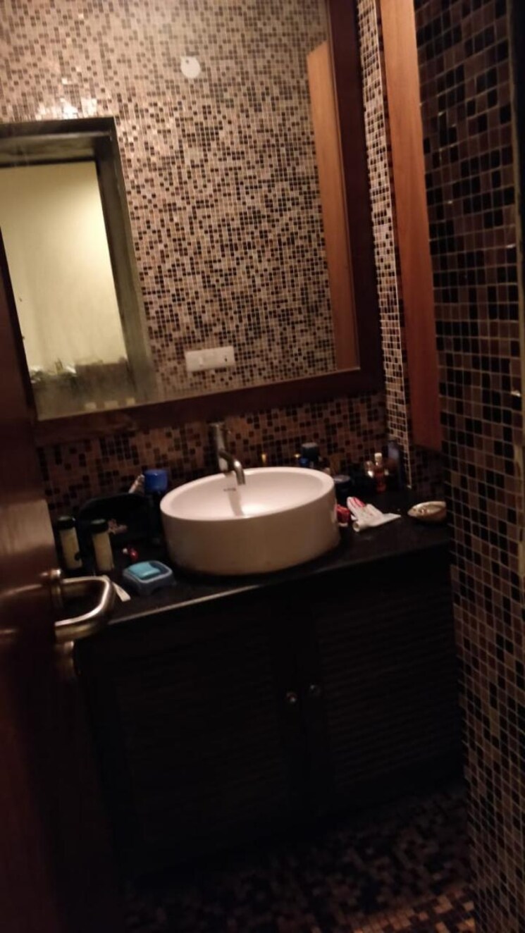 Bathroom, kailash colony 2 Bedroom 1000 Sq.Ft. Builder Floor In Kailash Colony Delhi 9703661