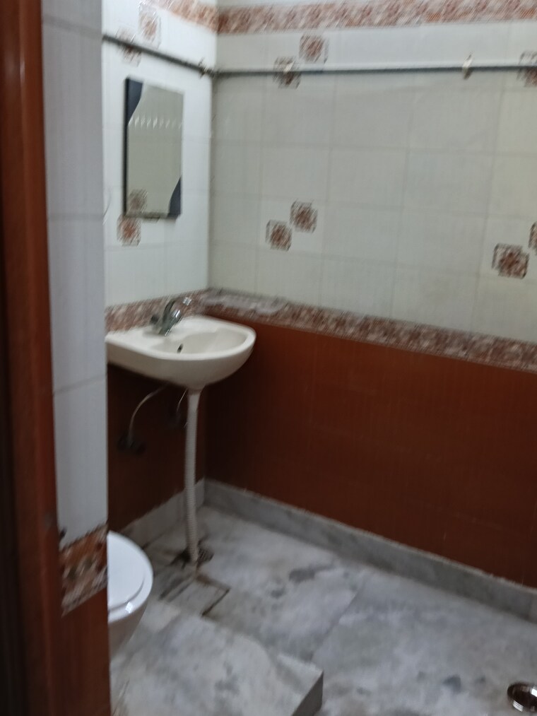 Bathroom, paryavaran complex 2 Bedroom 850 Sq.Ft. Builder Floor In Paryavaran Complex Delhi 9703702