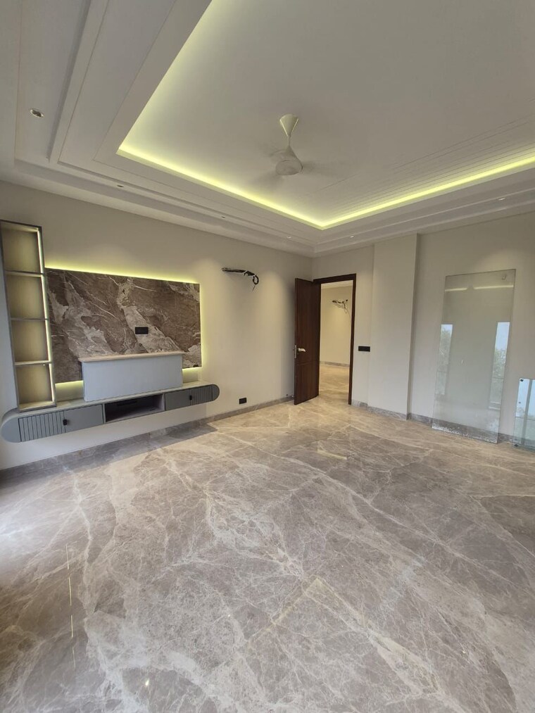 Room, east of kailash 3 Bedroom 125 Sq.Yd. Builder Floor In East Of Kailash Delhi 9703715