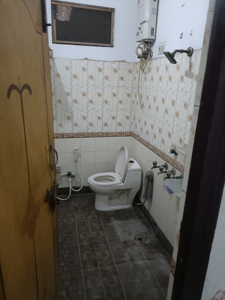 Bathroom, vrindavan-garden-ghaziabad 5 Bedroom 70 Sq.Yd. Independent House In Raj Bagh Ghaziabad 9703726