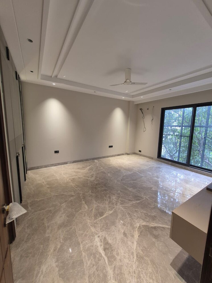 Room, east of kailash 3 Bedroom 500 Sq.Yd. Builder Floor In East Of Kailash Delhi 9703727