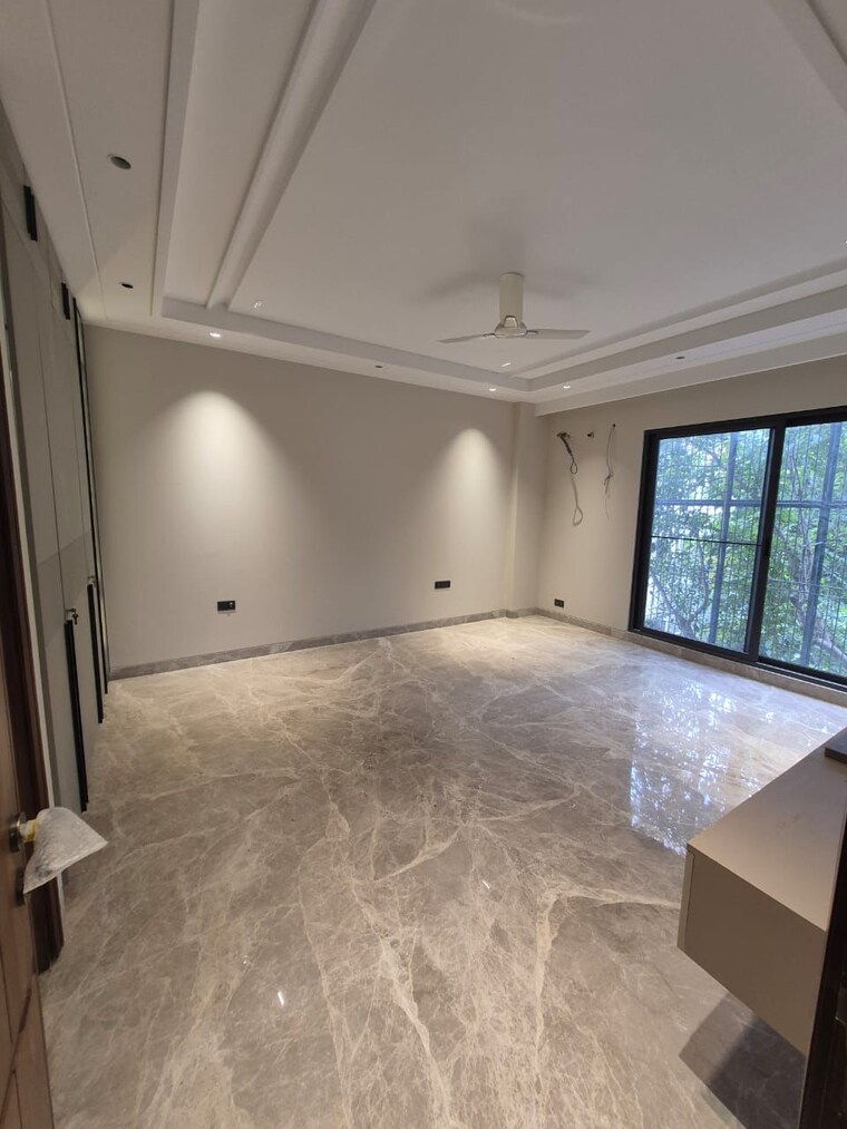 Room, east of kailash 3 Bedroom 500 Sq.Yd. Builder Floor In East Of Kailash Delhi 9703727