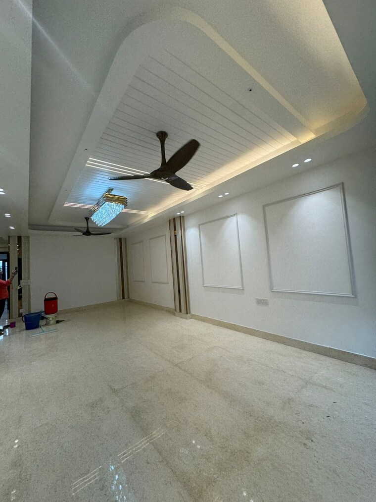 Room, east of kailash 3 Bedroom 500 Sq.Yd. Builder Floor In East Of Kailash Delhi 9703727