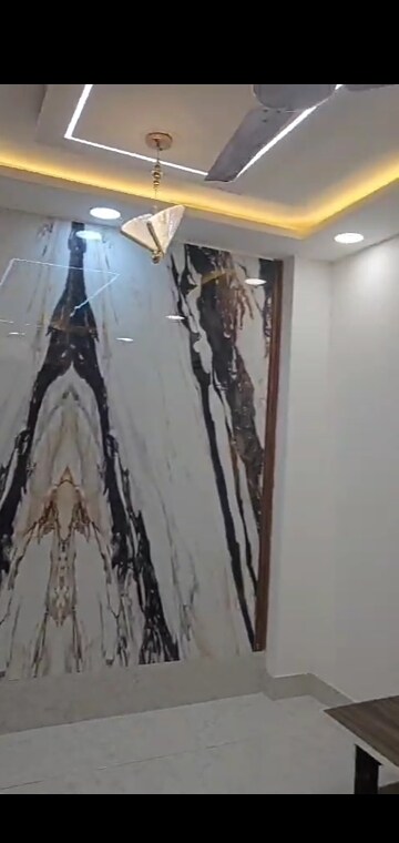 Building Lobby in 3 BHK Builder Floor at Mahavir Enclave – for Sale